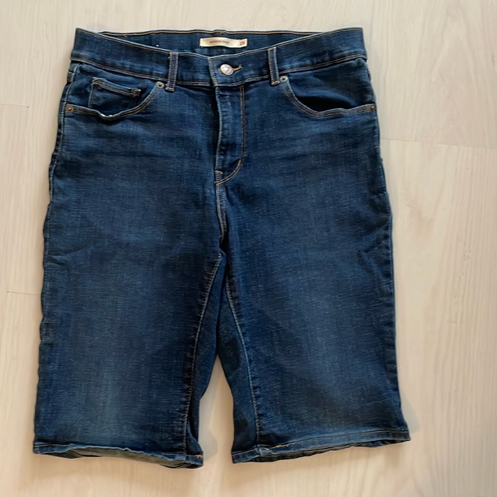 Levi Strauss & Co Bermuda shorts size 29. Excellent condition.